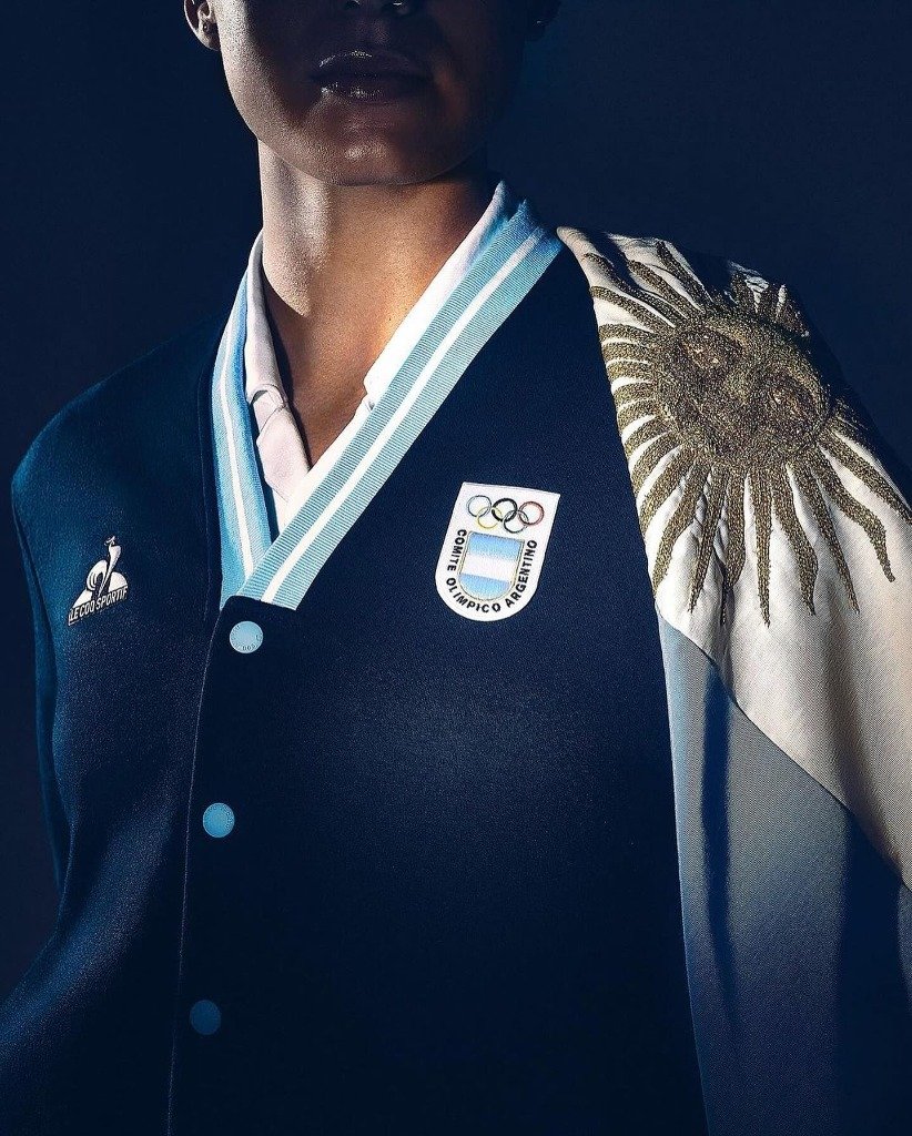 Atleta de elite argentina con indumentaria olímpica oficial y Sol de Mayo en oro